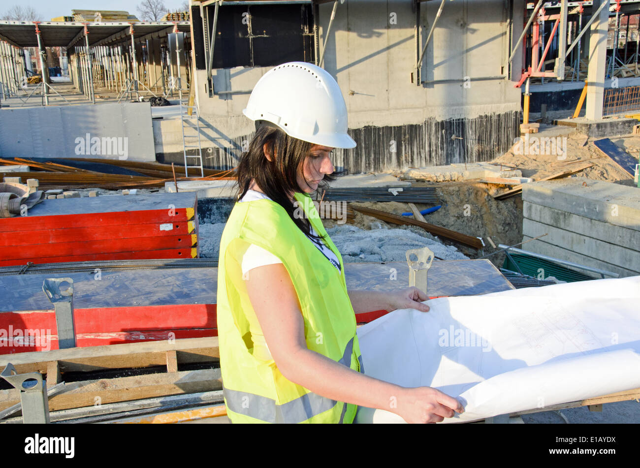 ein Foto von einer jungen Frau Architekt auf der Baustelle des Bauvorhabens Stockfoto