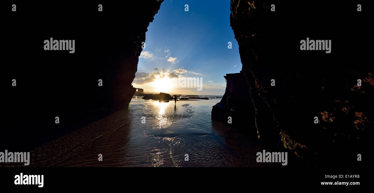 Spanien, Galicien: Sonnenuntergang mit Rock-Bogen am Strand als Catedrales Stockfoto