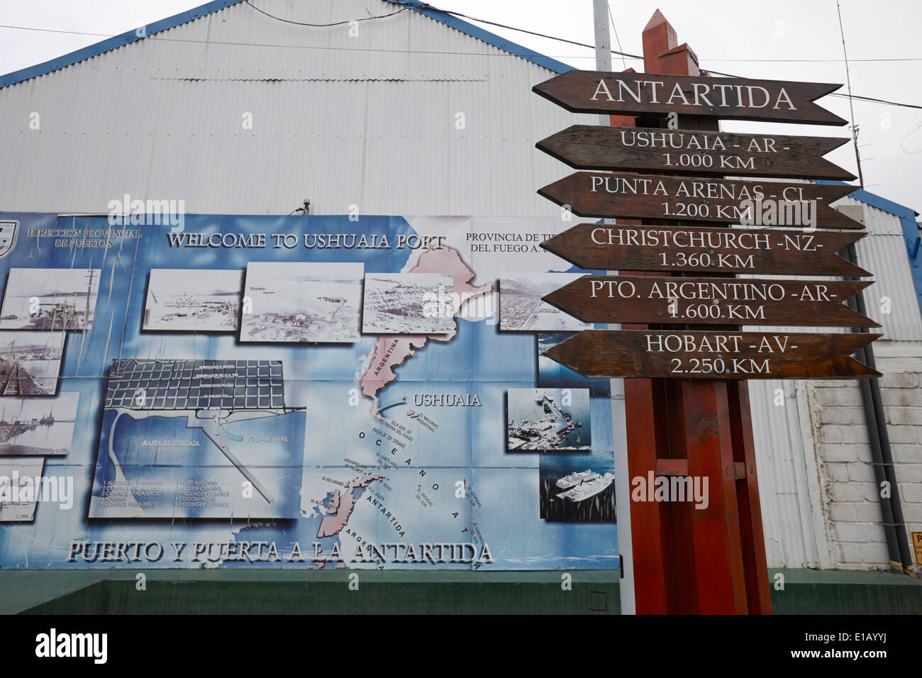 Entfernungsmarker für verschiedene Punkte aus der Antarktis Ushuaia Argentinien Stockfoto