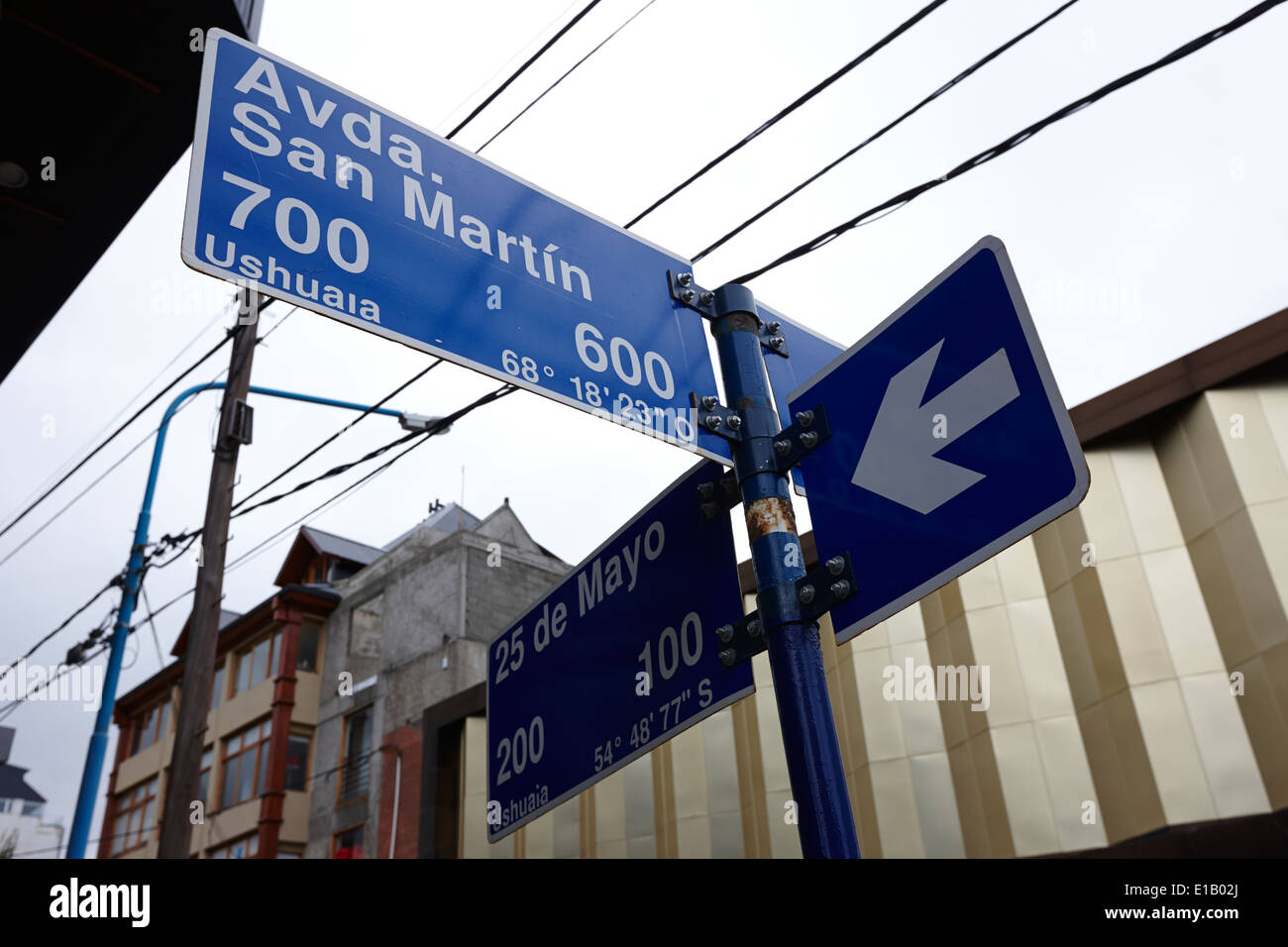Avda Straßennamen San Martin 25 de Mayo Block Kreuzung Namensschilder in Ushuaia, Argentinien Stockfoto