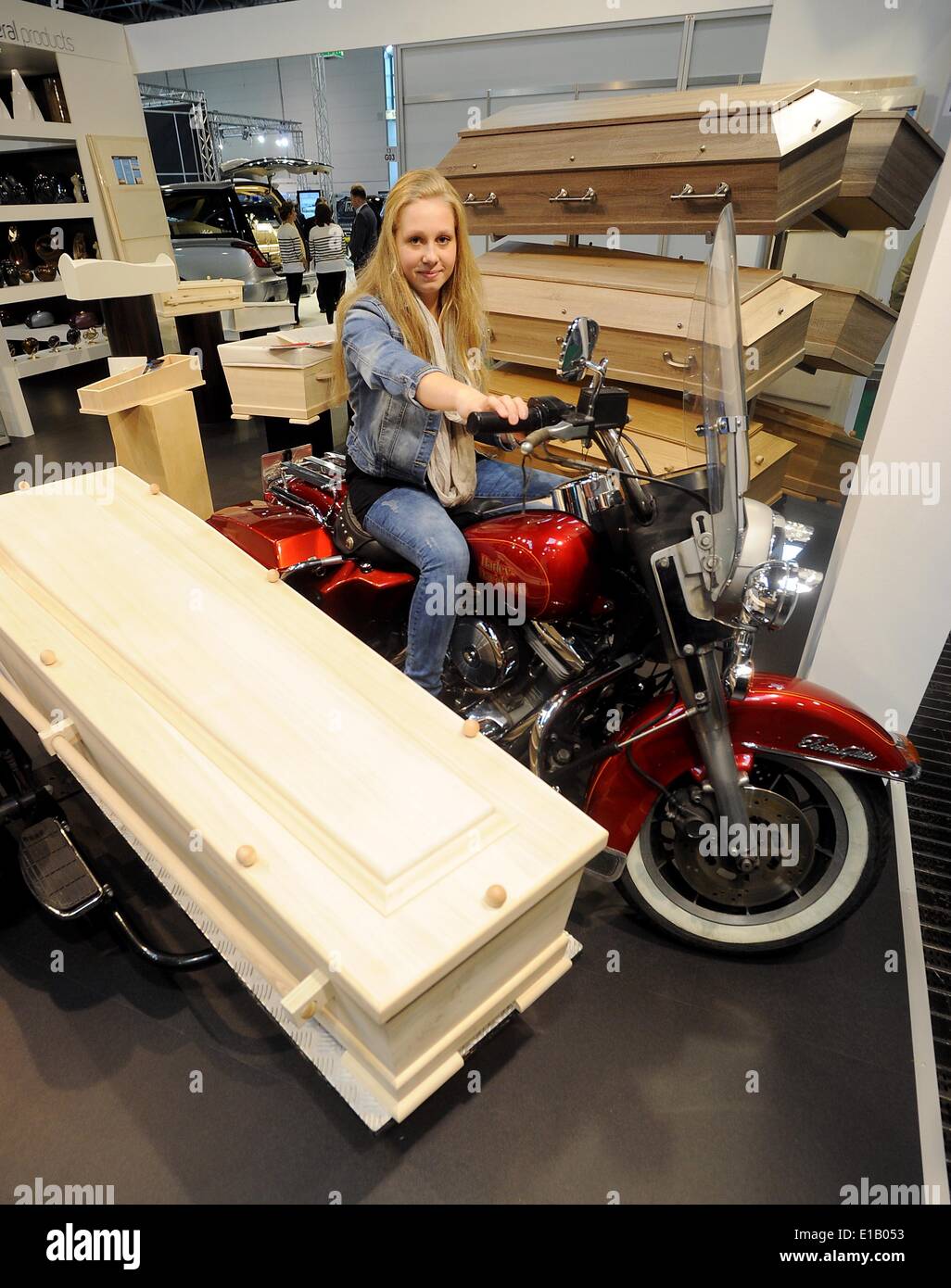 Düsseldorf, Deutschland. 29. Mai 2014. Ein Besucher sitzt auf einem Motorrad, das zum Transport Särge auf dem Messestand der niederländischen Firma entworfene "Kaspersama Utfaartkistenfabriek" bei der internationalen Bestattungsbranche BEFA in Düsseldorf, 29. Mai 2014 zeigen. Rund 250 Aussteller präsentieren ihre Produkte bis 31. Mai 2014. Foto: HENNING KAISER/Dpa/Alamy Live News Stockfoto