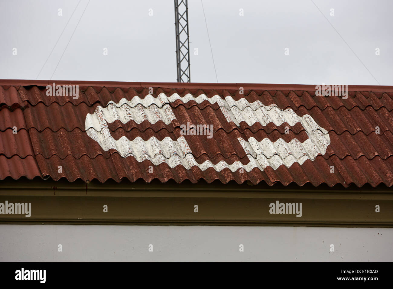 Rotes Kreuz-Symbol auf dem Dach des argentinischen Marinelazarett Ushuaia, Argentinien Stockfoto