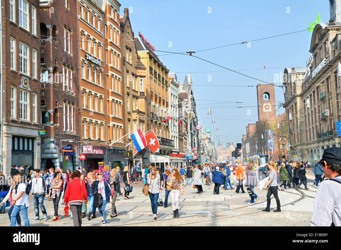 Damrak angesehen vom Dam Square, Amsterdam, Noord-Holland, Niederlande Stockfoto