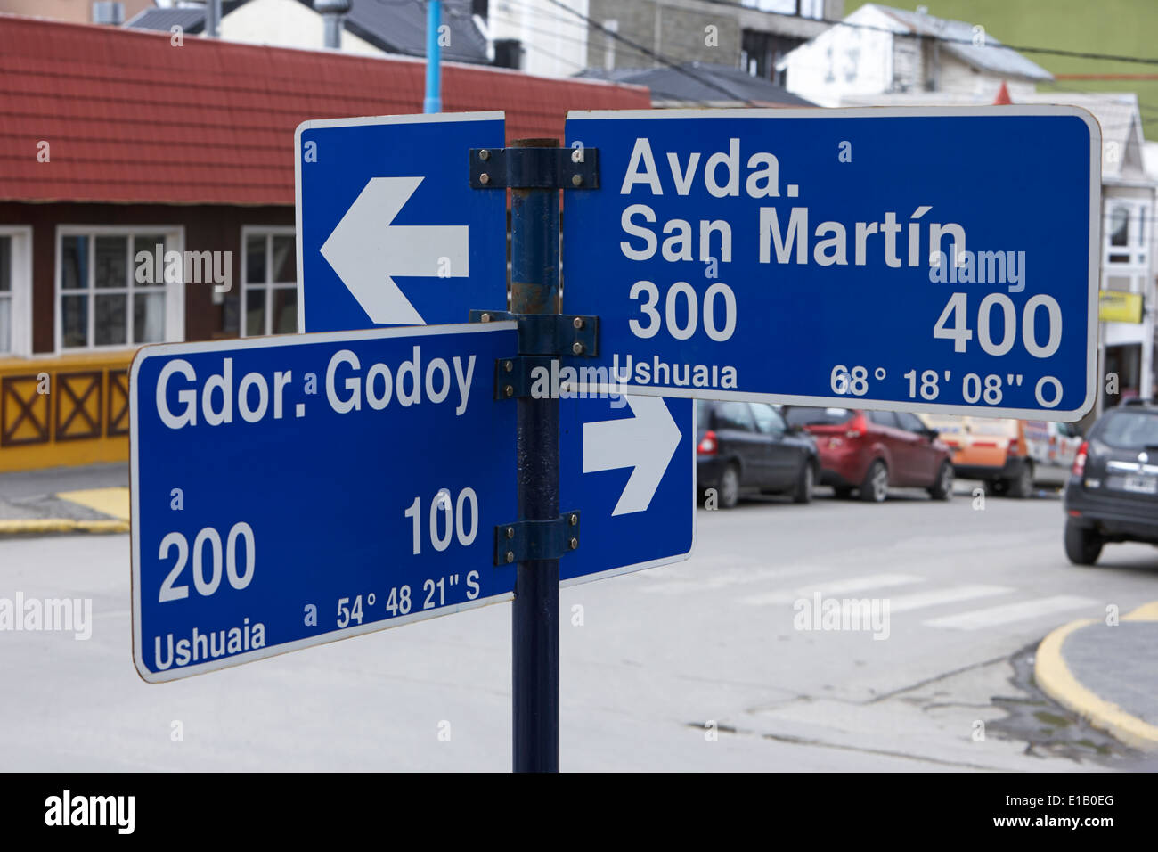 Avda San Martin Gdor Godoy Block Kreuzung Straßennamen Namensschilder in Ushuaia, Argentinien Stockfoto