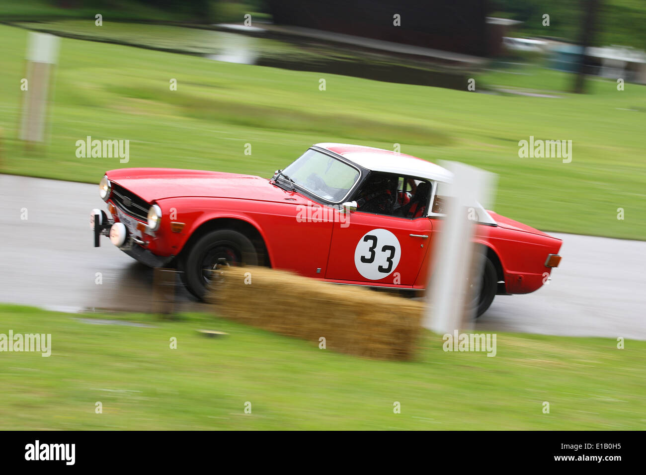 Ein Auto konkurriert in den Motorsport im The Palace Sprint im Crystal Palace Park. Stockfoto