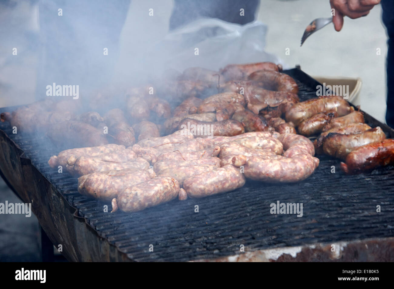 Chorizo Wurst Kochen auf Straße argentinische Asado Grill Ushuaia, Argentinien Stockfoto