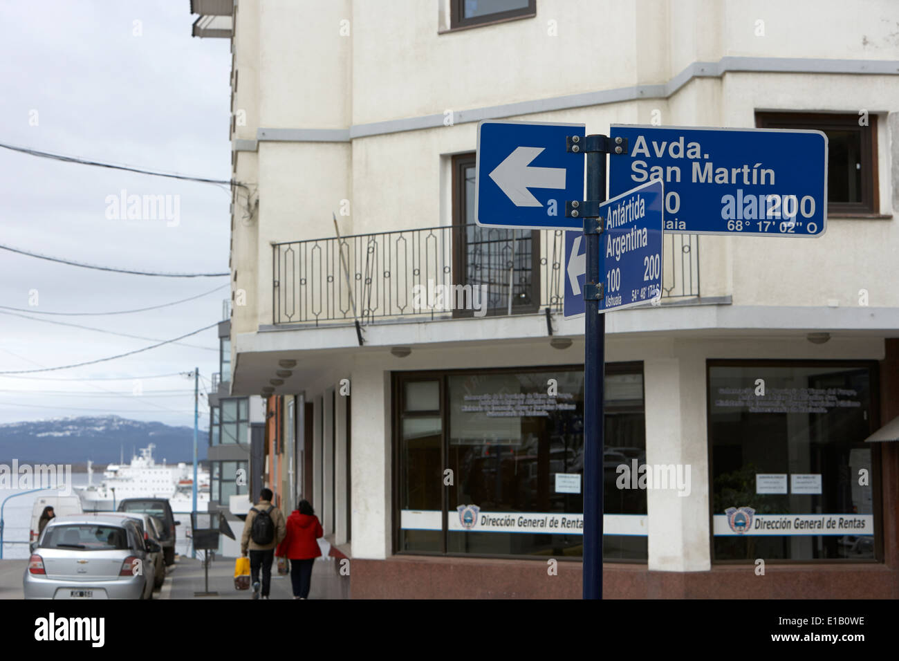 Avda Straßennamen San Martin Antartida Argentinien Block Kreuzung Namensschilder in Ushuaia, Argentinien Stockfoto