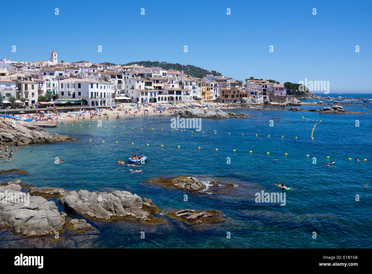 Touristen am Strand Calella de Palafrugell Stadt, Katalonien, Spanien, Europa Stockfoto