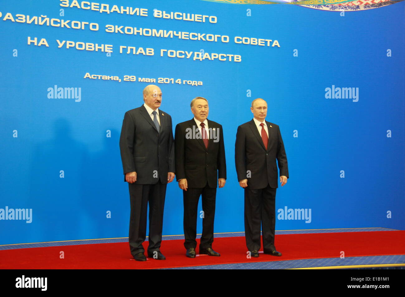 (140529)--ASTANA, 29. Mai 2014 (Xinhua)--weißrussische Präsident Alexander Lukashenko, kasachischen Präsidenten Nursultan Nazarbayev und der russische Präsident Vladimir Putin (L, R) Pose für Fotos in Astana, Kasachstan, 29. Mai 2014. Die Staatschefs aus Weißrussland, Kasachstan und Russland unterzeichneten einen Vertrag hier Donnerstag starten einen EU-Stil-Block um den freien Menschen, Kapital-und Warenverkehr innerhalb der drei Länder zu erleichtern. (Xinhua/Lu Jingli) (Srb) Stockfoto