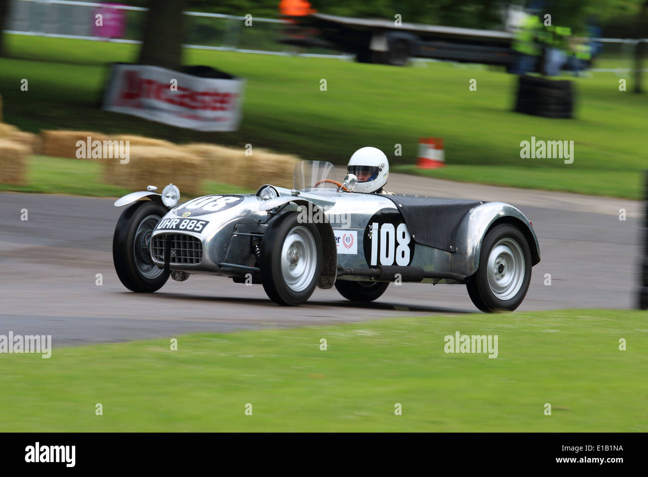 Ein Auto konkurriert in den Motorsport im The Palace Sprint im Crystal Palace Park. Stockfoto