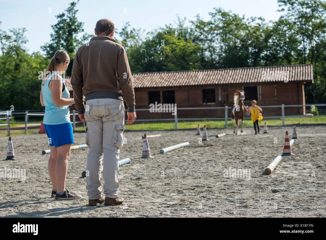 Tierarzt prüft Pferd vor Ausdauer Wettkampf Stockfoto