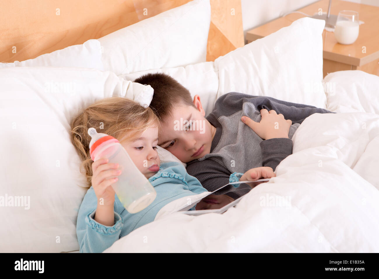 Geschwister schlafen -Fotos und -Bildmaterial in hoher Auflösung – Alamy