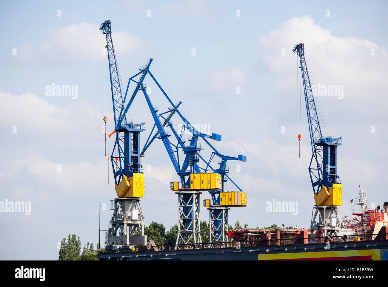 Werft mit hohen Kräne im Hamburger Hafen, Deutschland Stockfoto