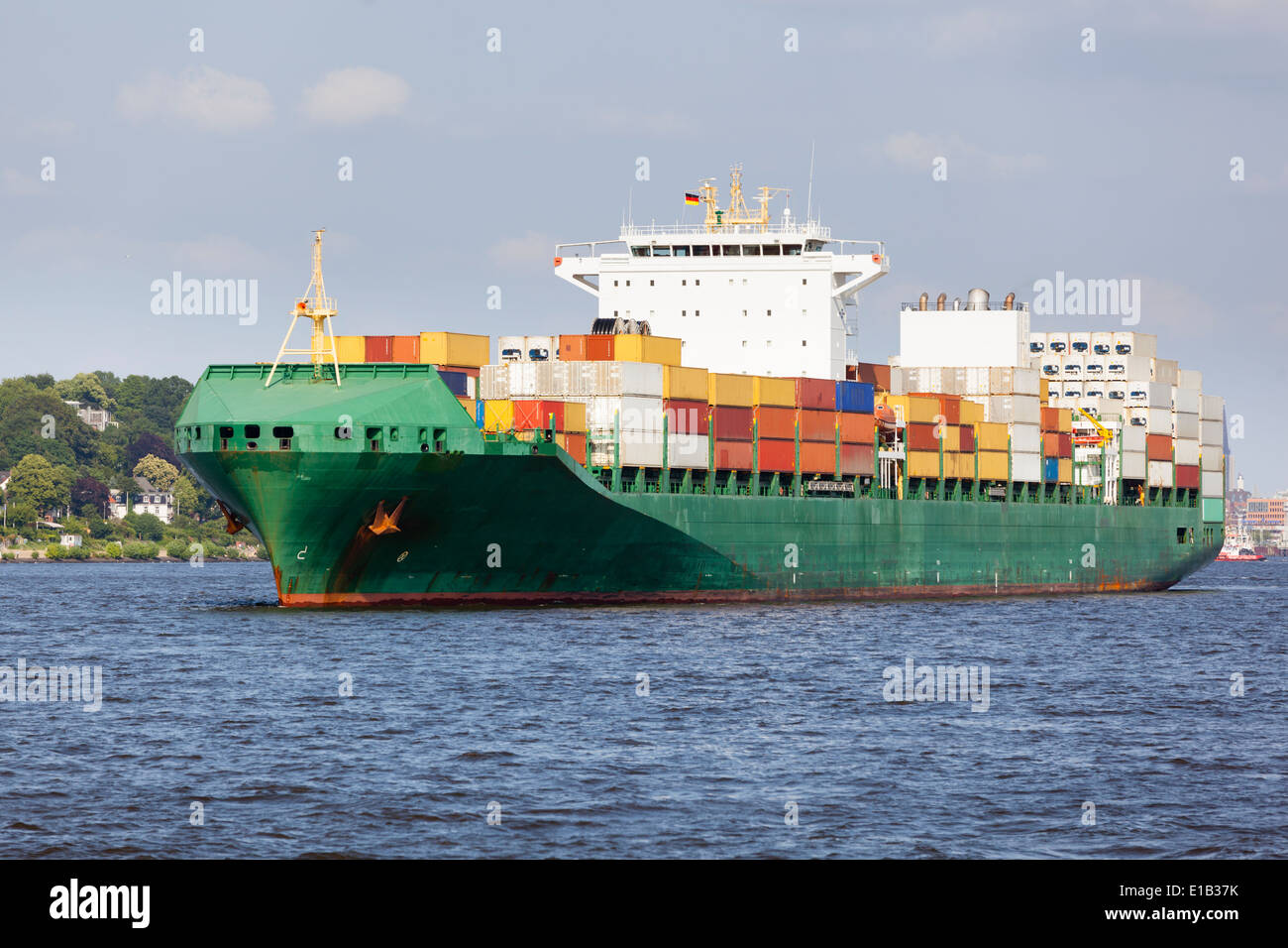 Containerschiff auf der Elbe im Hamburger Hafen, Deutschland Stockfoto