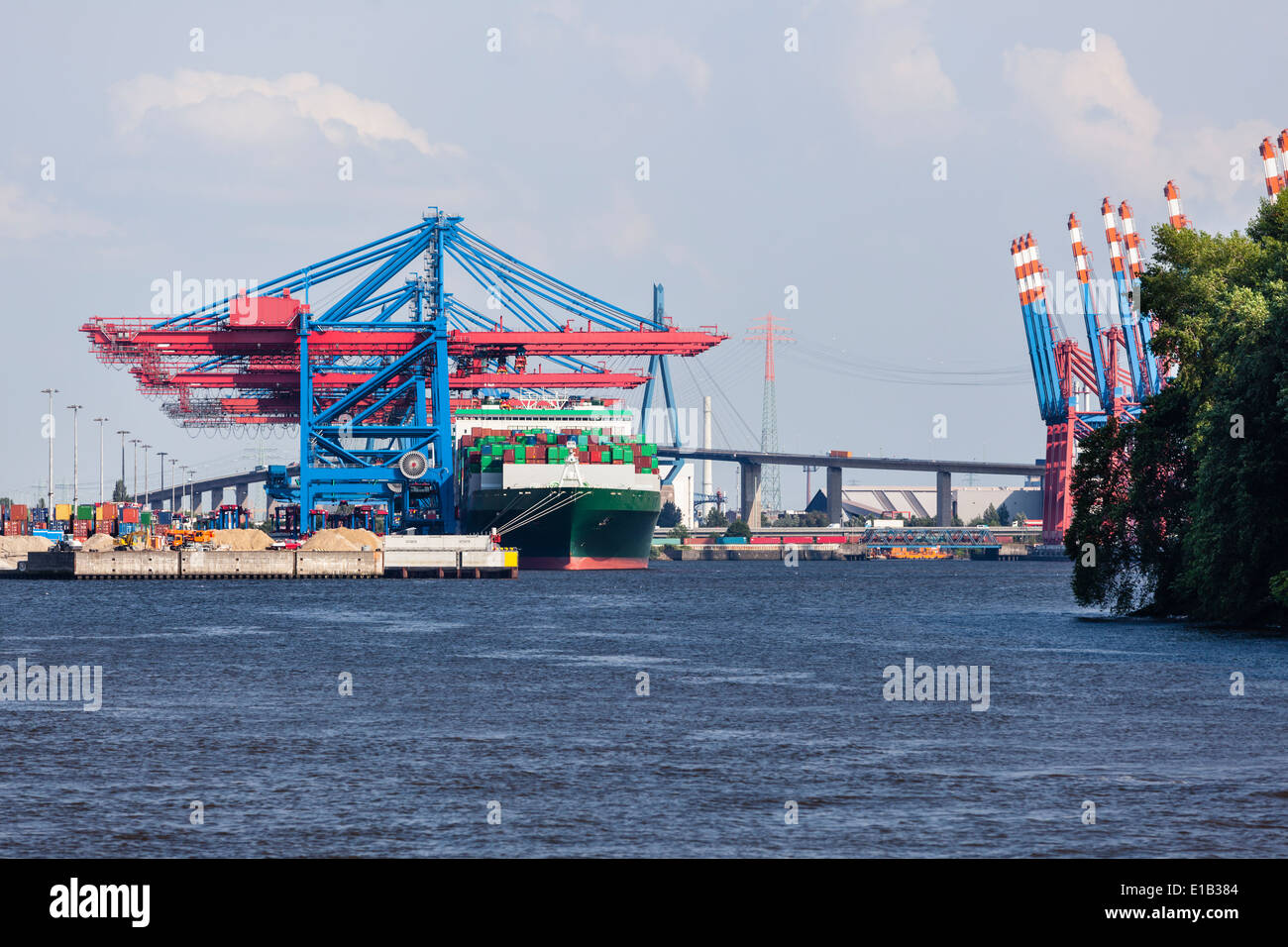 Containerhafen mit hohen Kräne im Hamburger Hafen, Deutschland Stockfoto