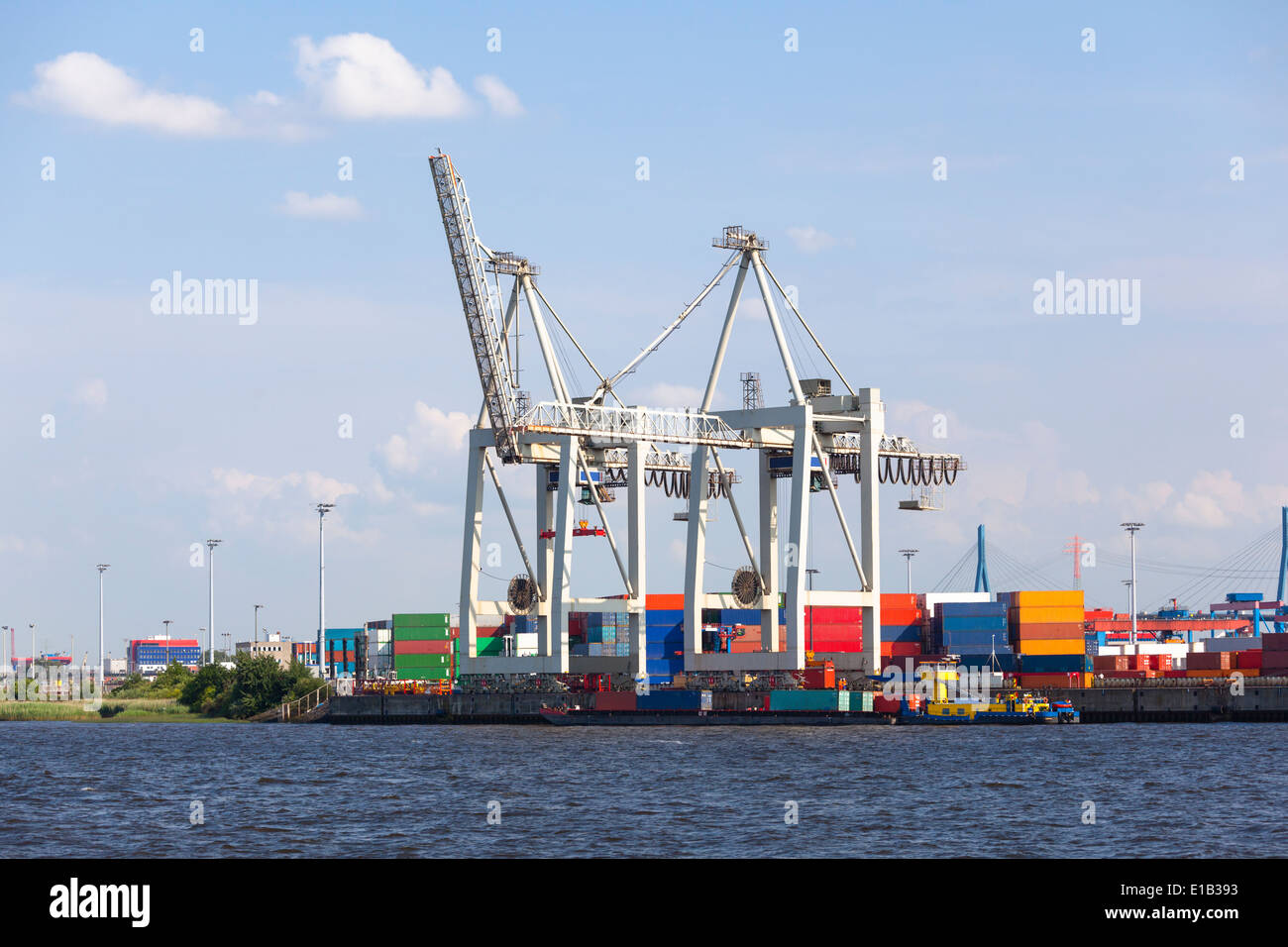 Kleiner Containerhafen mit hohen Kräne im Hamburger Hafen, Deutschland ...