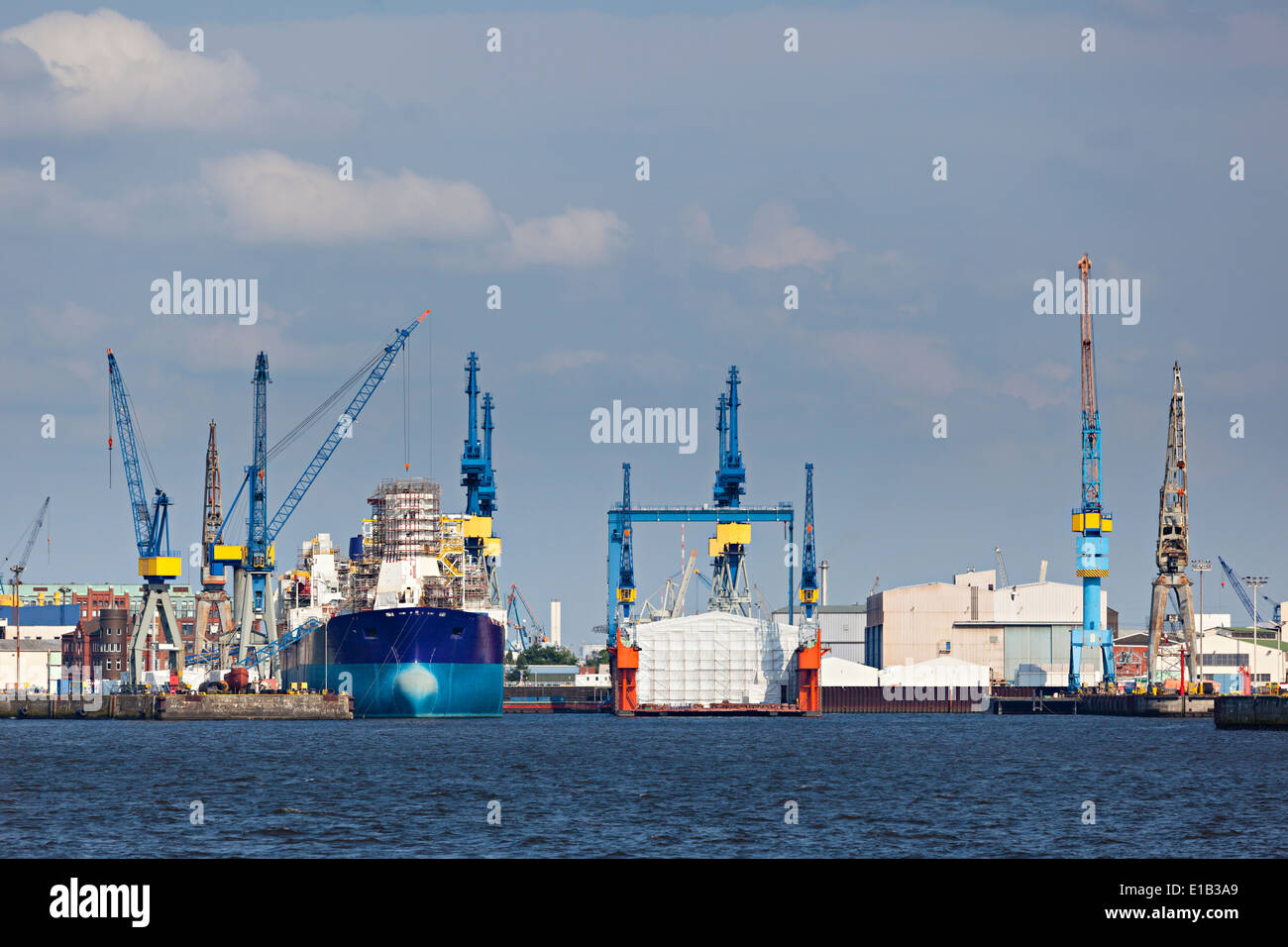 Eine große Werft in Hamburg, Deutschland, gesehen von der Elbe Stockfoto