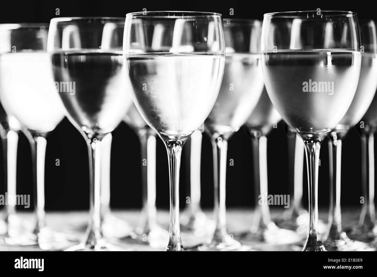 Reihe von Gläsern Wasser. Reines Trinkwasser. Schwarz / weiß Bild. Selektiven Fokus. Stockfoto