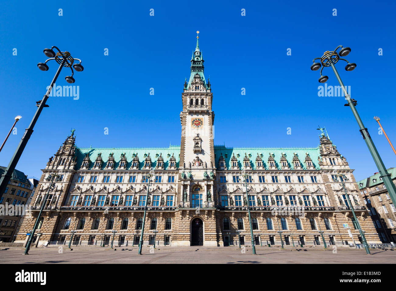 Vorderansicht des berühmten Rathauses in Hamburg, Deutschland Stockfoto