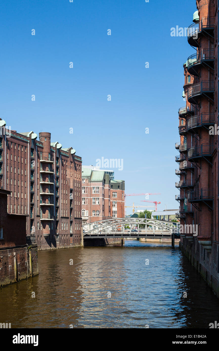 Alte Architektur rund um einen Kanal in der Speicherstadt in Hamburg, Deutschland. Stockfoto