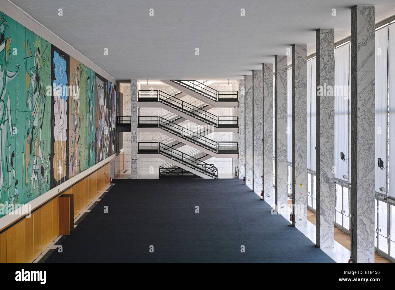 Rom. Italien. EUR. Palazzo dei Congressi. Der Architekt Adalberto Libera 1938-1954. Italienische Futurist Wandmalereien von Gino Severini 1953. Stockfoto