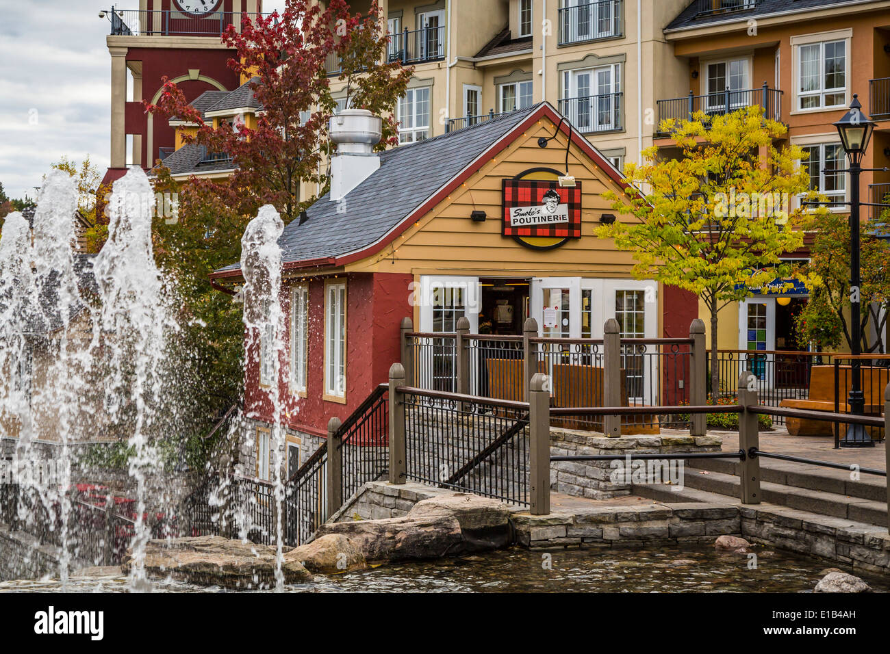 Ein Take-out Poutine Restaurant am Mont-Tremblant Ski Village Standort, Quebec, Kanada. Stockfoto