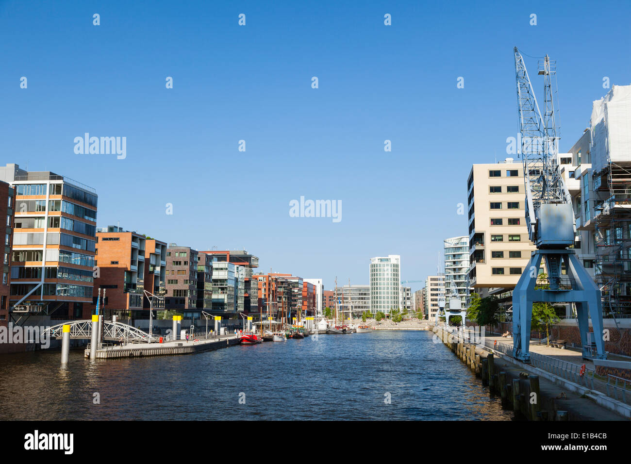 Sandtorhafen in der Hafencity in Hamburg, Deutschland mit einer Mischung aus alten und neuen Architektur Stockfoto