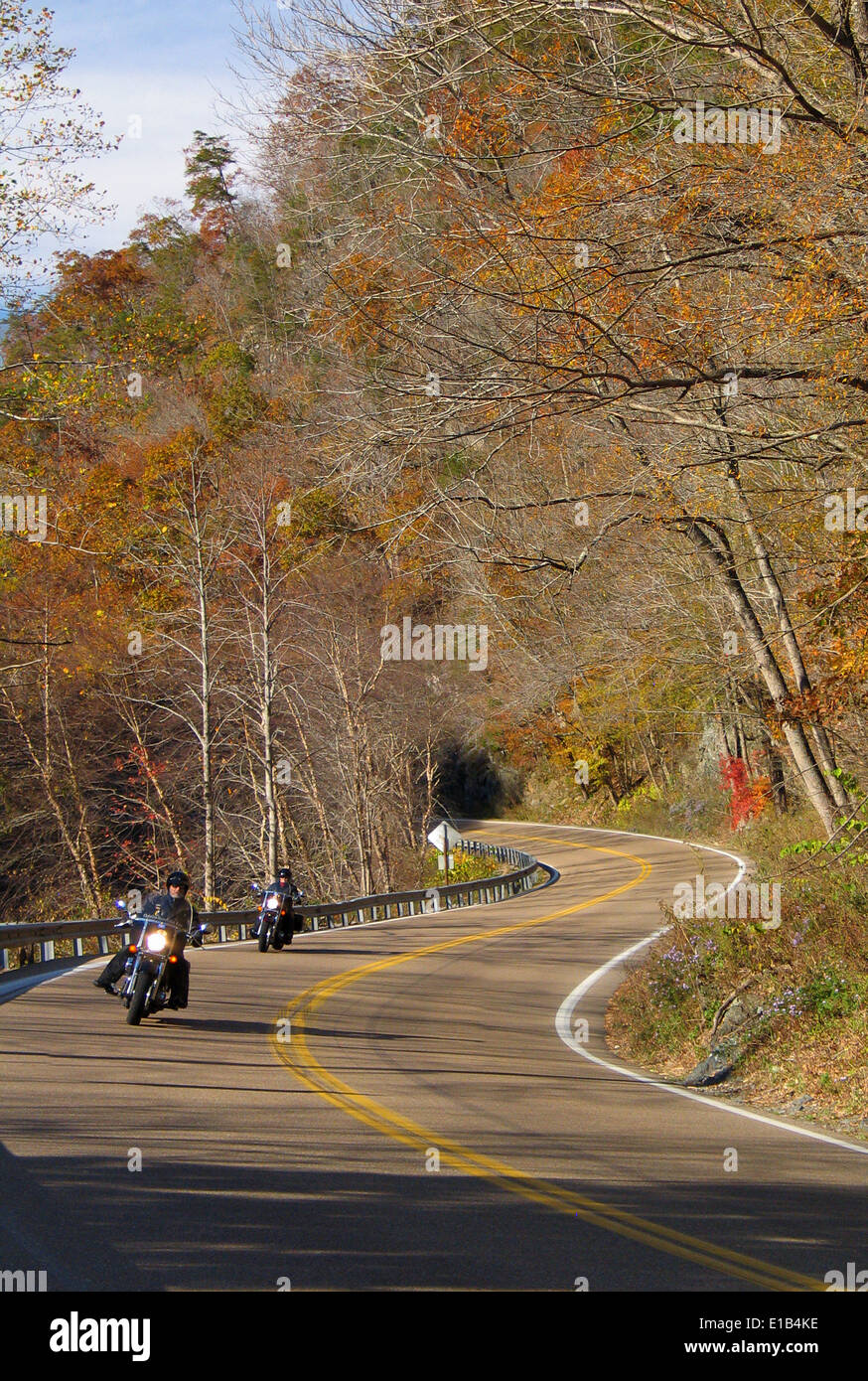 Zwei Motorradfahrer fahren Sie durch die Spitze Herbstfarben auf Scenic Highway 64, im südlichen North Carolina, USA. Stockfoto