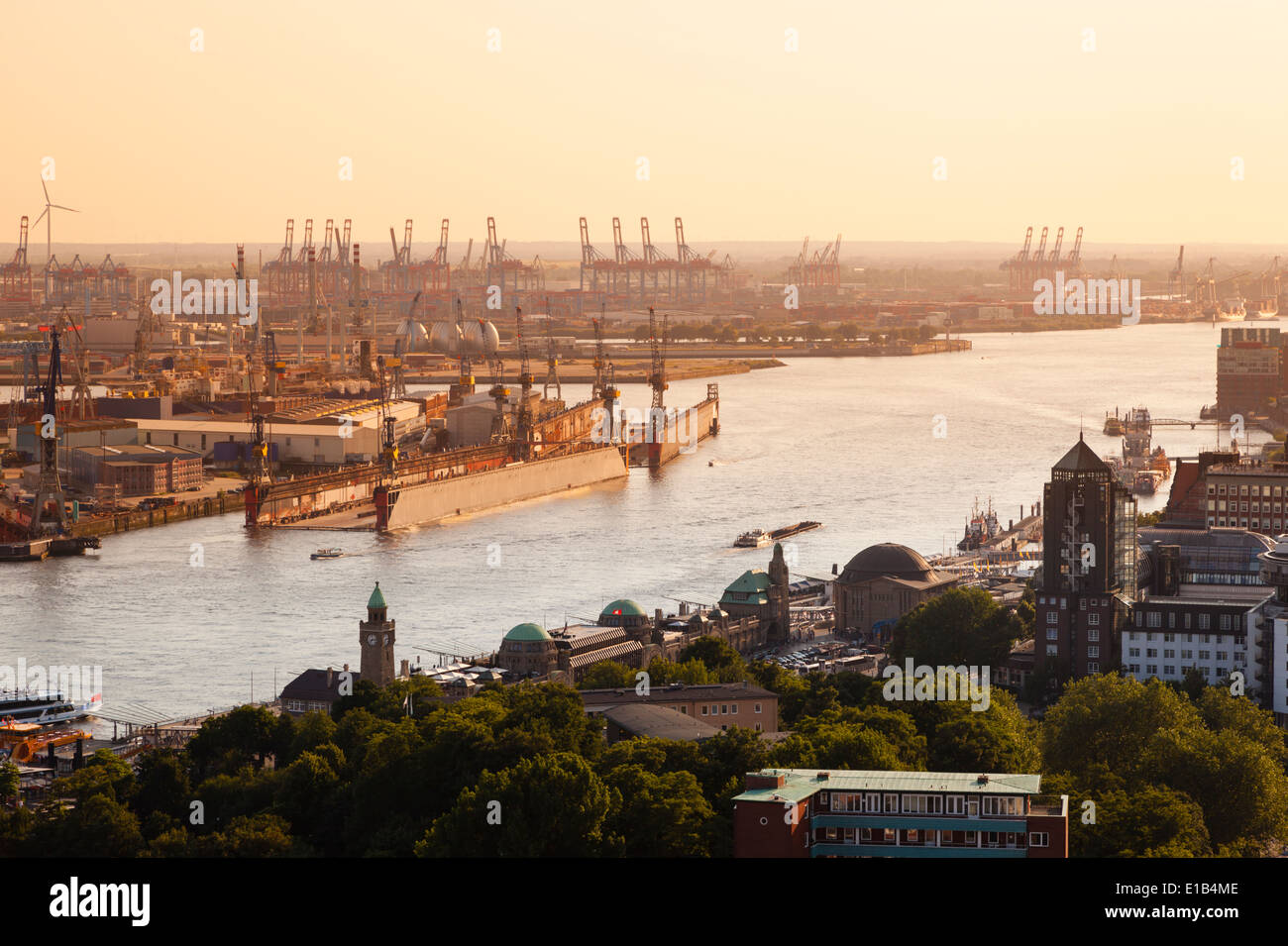 Blick über Hamburg-Hafen, Deutschland bei Sonnenuntergang. Stockfoto