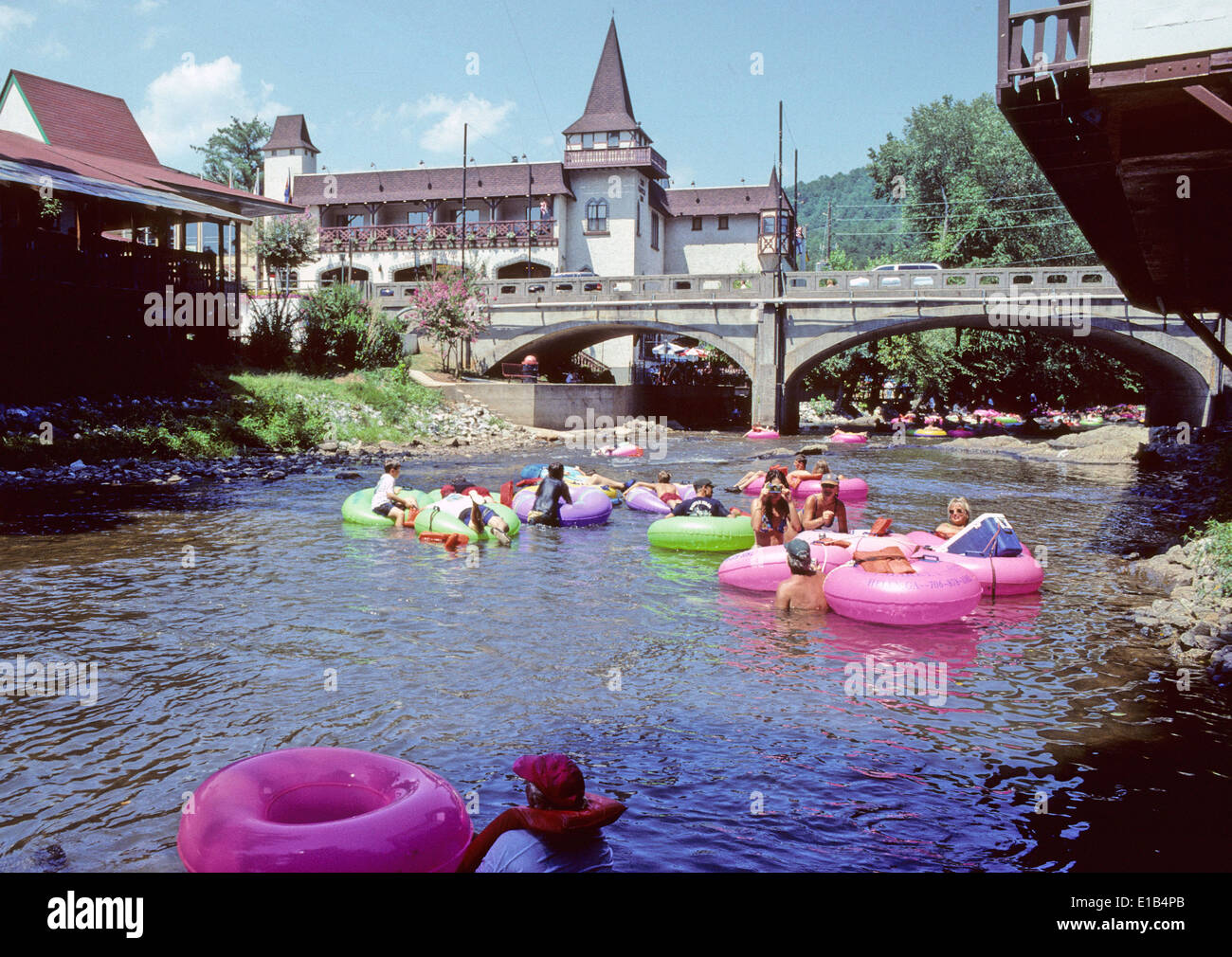 Menschen schweben in Tuben oder "Schläuche gehen" auf dem Chattahoochee River in die alpine Stadt von Helen, Georgia, USA. Stockfoto