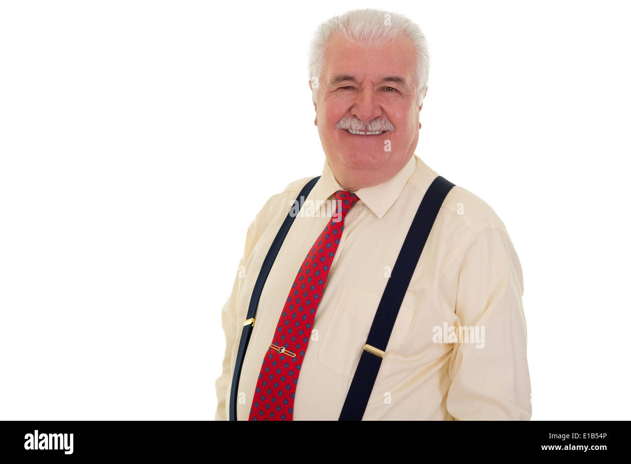 Glücklich senior Mann mit dem Schnurrbart tragen Zahnspangen und eine rote Krawatte schaut in die Kamera mit einem charmanten strahlenden Lächeln isoliert auf w Stockfoto