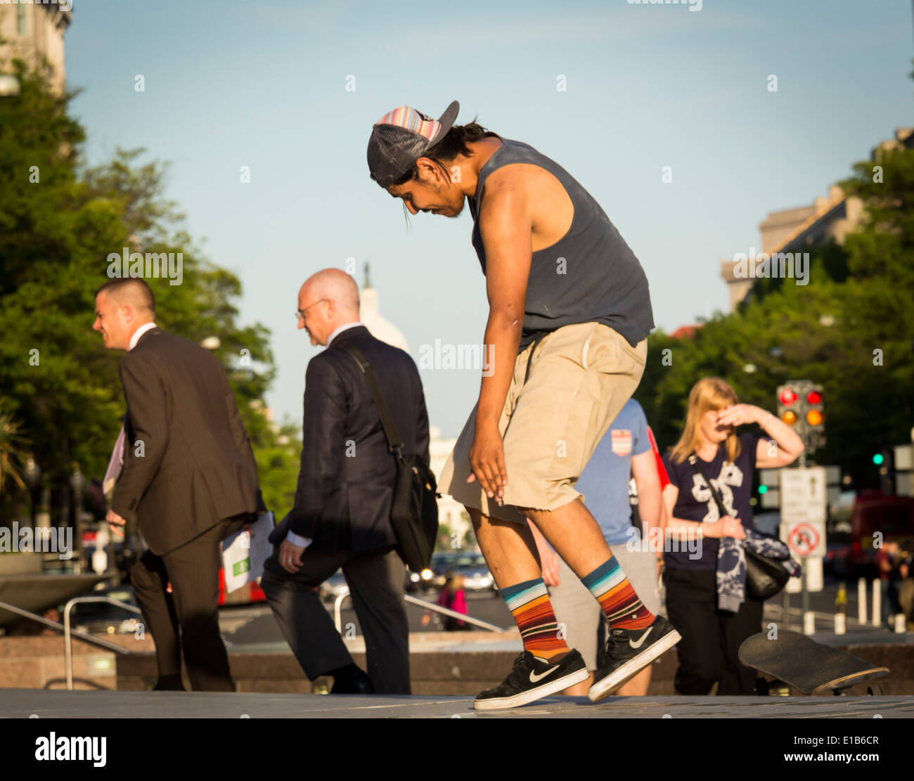 Skateboarder auf Freiheit Plaza an der Pennsylvania Avenue vor der Kuppel des Kapitols des Kongresses am belebten Nachmittag in Washington DC USA mit Teleobjektiv Komprimieren der Szene Stockfoto