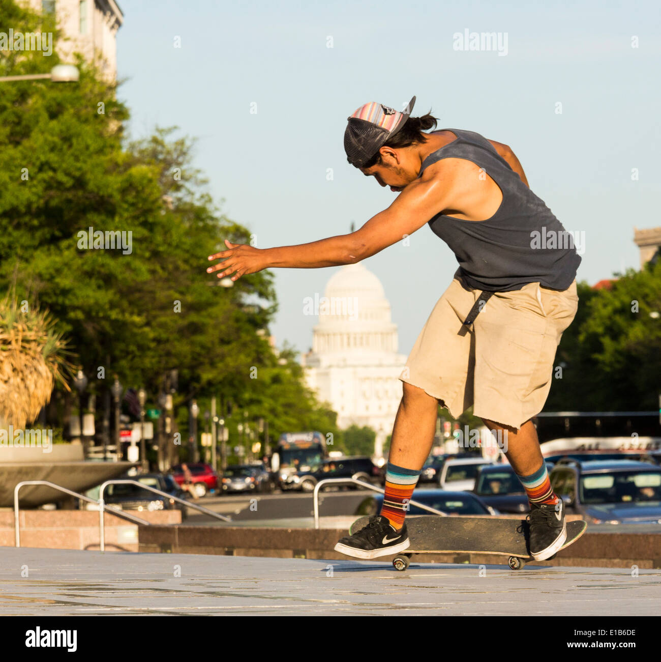 Skateboarder auf Skateboard auf Freiheit Plaza an der Pennsylvania Avenue vor der Kuppel des Kapitols des Kongresses am belebten Nachmittag in Washington DC USA mit Teleobjektiv Komprimieren der Szene Stockfoto