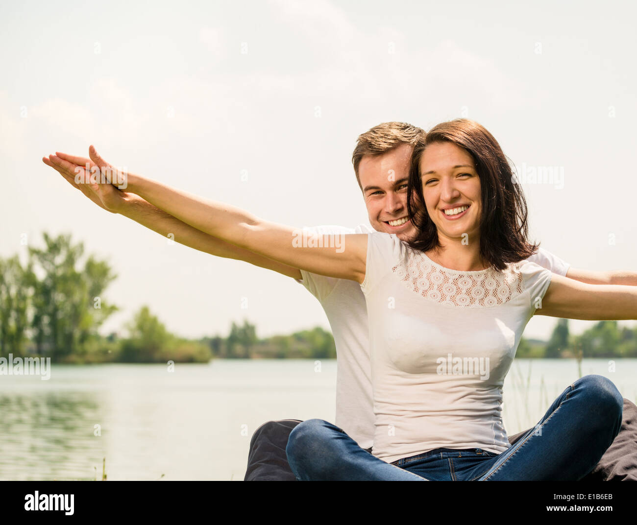 Junges Paar genießen Sie leben zusammen in der Natur - Flugzeug mit Händen machen Stockfoto