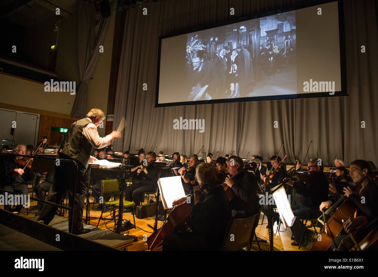 Hitchcocks 1929 Stummfilm Erpressung, begleitet von einem vollen Sinfonieorchester darstellende Neil Brand-Score live UK Stockfoto