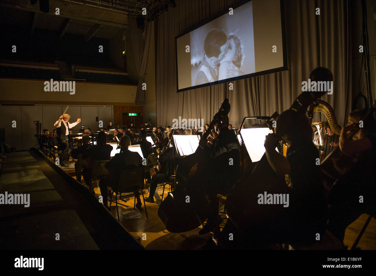 Hitchcocks 1929 Stummfilm Erpressung, begleitet von einem vollen Sinfonieorchester darstellende Neil Brand-Score live UK Stockfoto