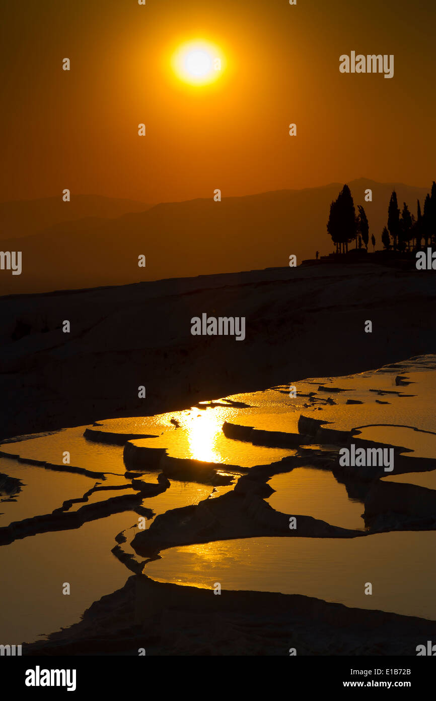 Travertin-Terrasse-Formationen. Pamukkale. Provinz Denizli. Anatolien. Türkei, Asien. Stockfoto