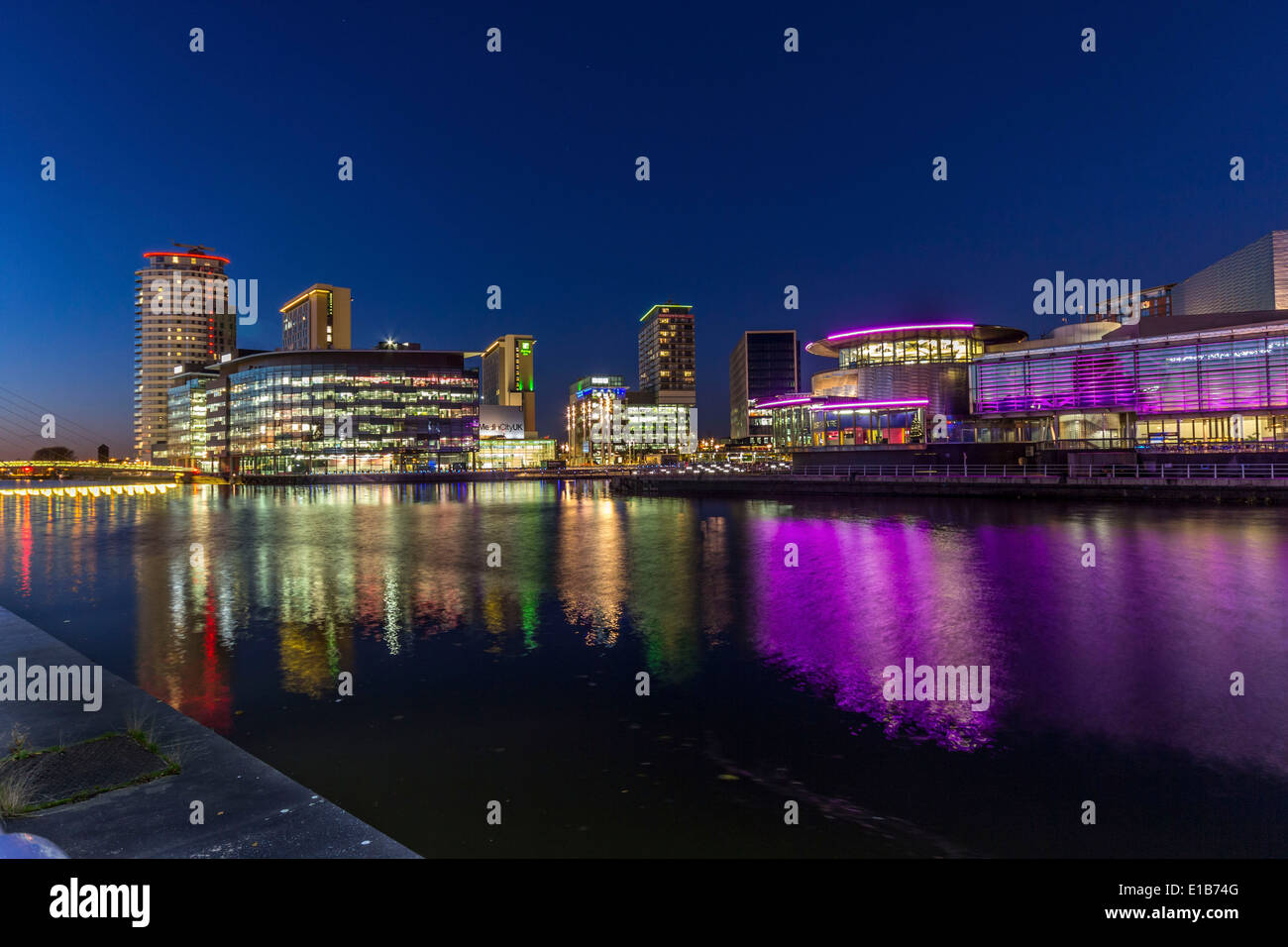 Eine Nachtzeit in Salford Quays zeigt Media City. Stockfoto