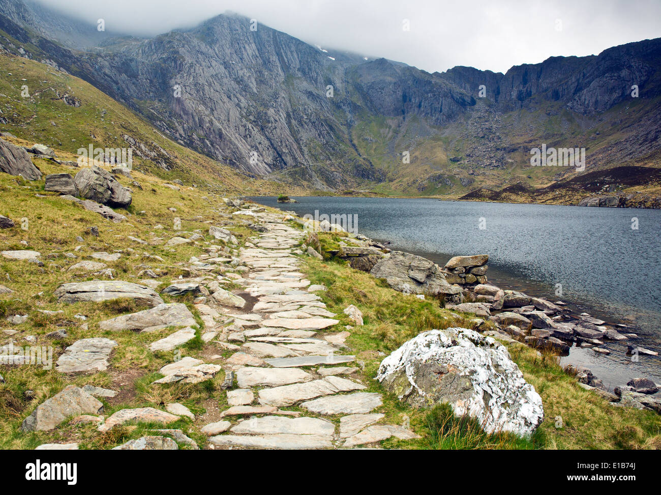 Llyn Idwal mit gut gepflegte Wanderweg im Snowdonia National Park Gwynedd North Wales UK, späten Frühjahr. Stockfoto