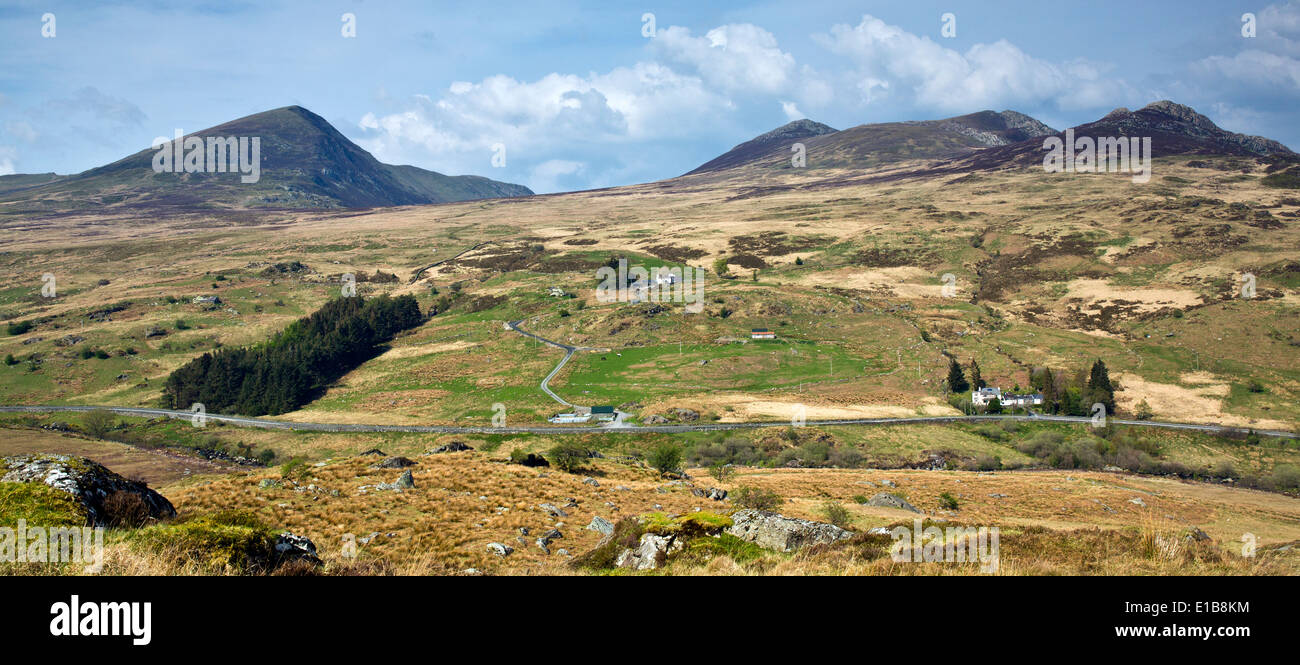 Von den Hängen des Cefn Y Capel über die A5-Straße bei Capel Curig in Snowdonia National Park Gwynedd North Wales UK, spät S anzeigen Stockfoto