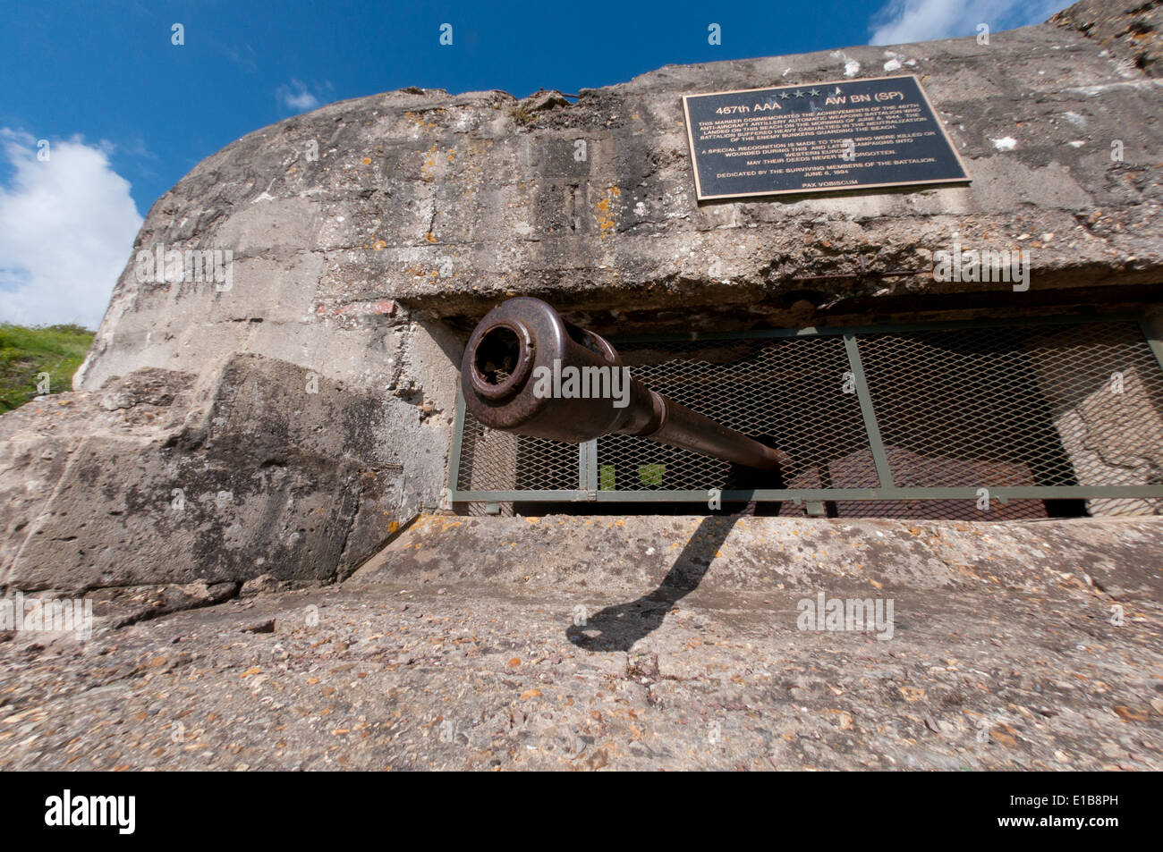 Deutsche Bunker bei WN-65 mit Blick auf Omaha Beach und noch Gehäuse original Panzerabwehrkanone Stockfoto