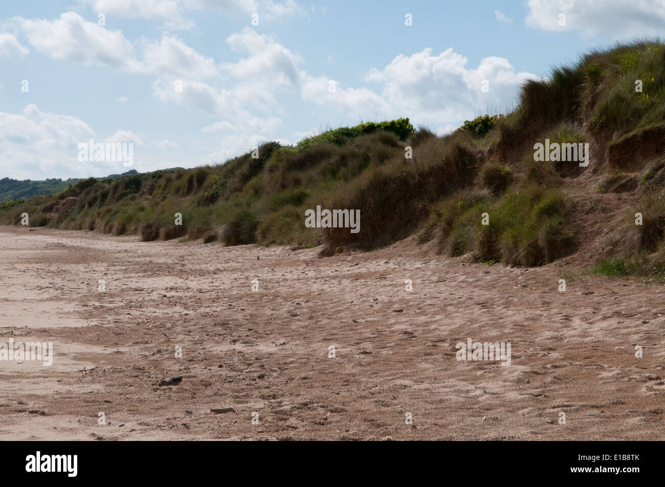 Sandbank am Rand des Omaha Beach, wo amerikanische Truppen geschützt vor Feuer, Normandie Maschinengewehr Stockfoto