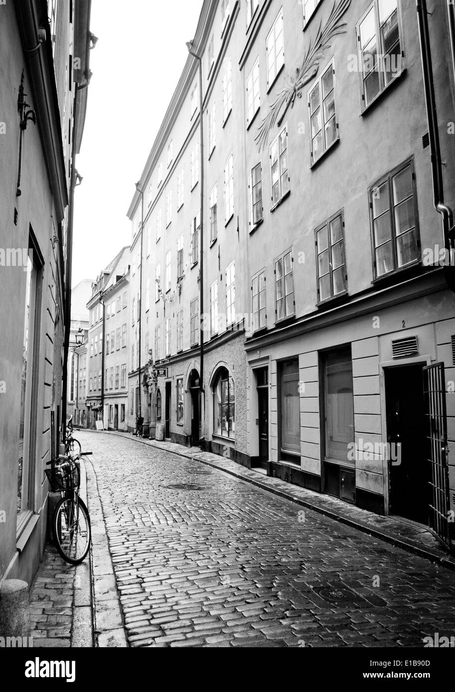 Ein schwarz-weiß-Foto von der gepflasterten, engen Gassen von Gamla Stan (Altstadt), mitten in Stockholm, Schweden. Stockfoto