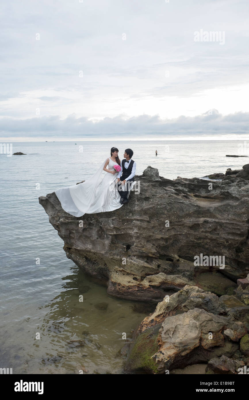 Posiert für die Kamera bei einer Hochzeit Fotografie Session an der Küste bei Duong Dong auf der Insel Phu Quoc in Vietnam Stockfoto