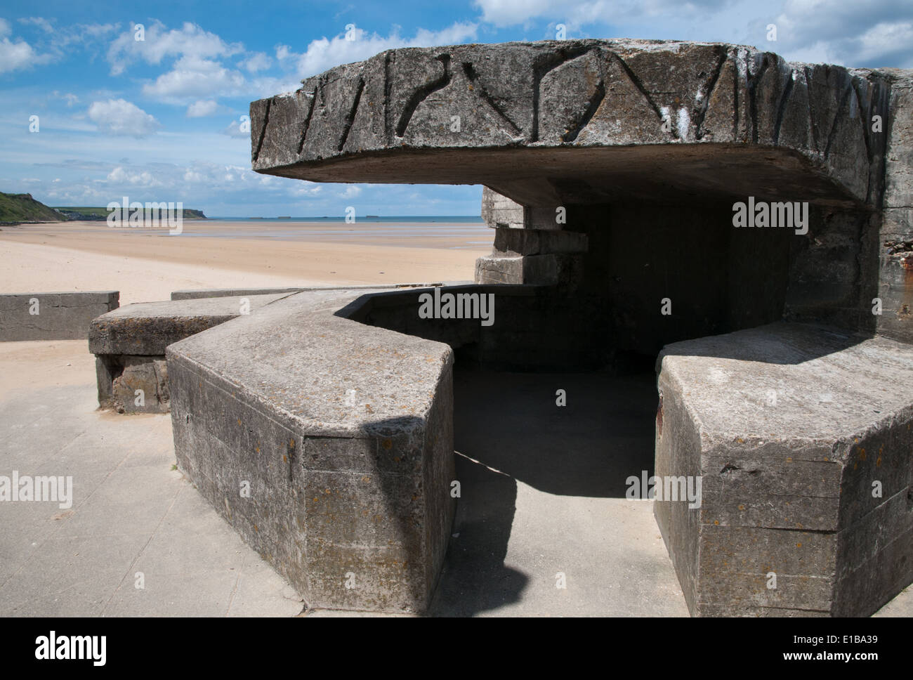 WWII deutsche Bunker mit Blick auf d-Day Gold Beach an Asnelles, Normandie, Frankreich Stockfoto