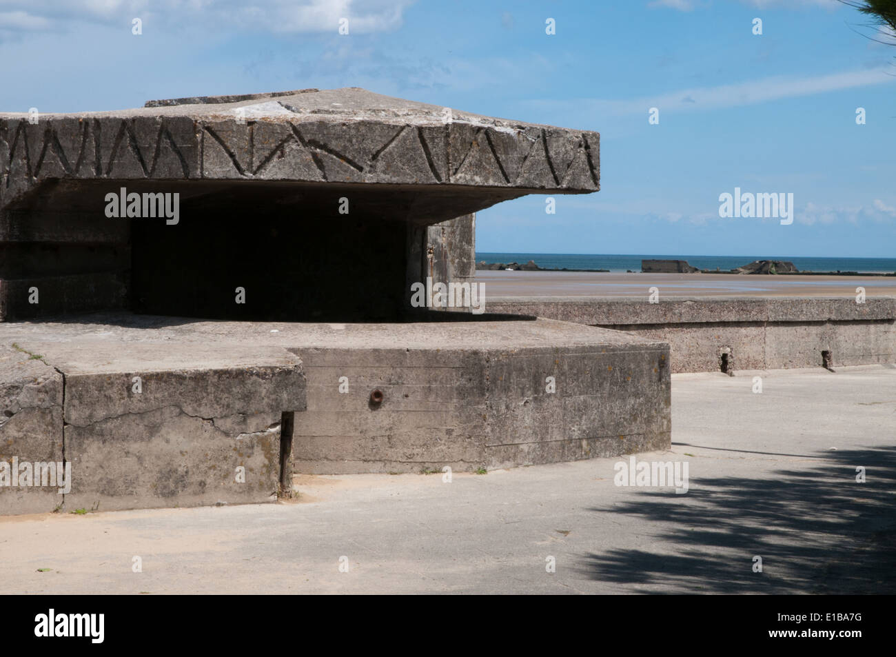 WWII deutsche Bunker mit Blick auf d-Day Gold Beach an Asnelles, Normandie, Frankreich Stockfoto