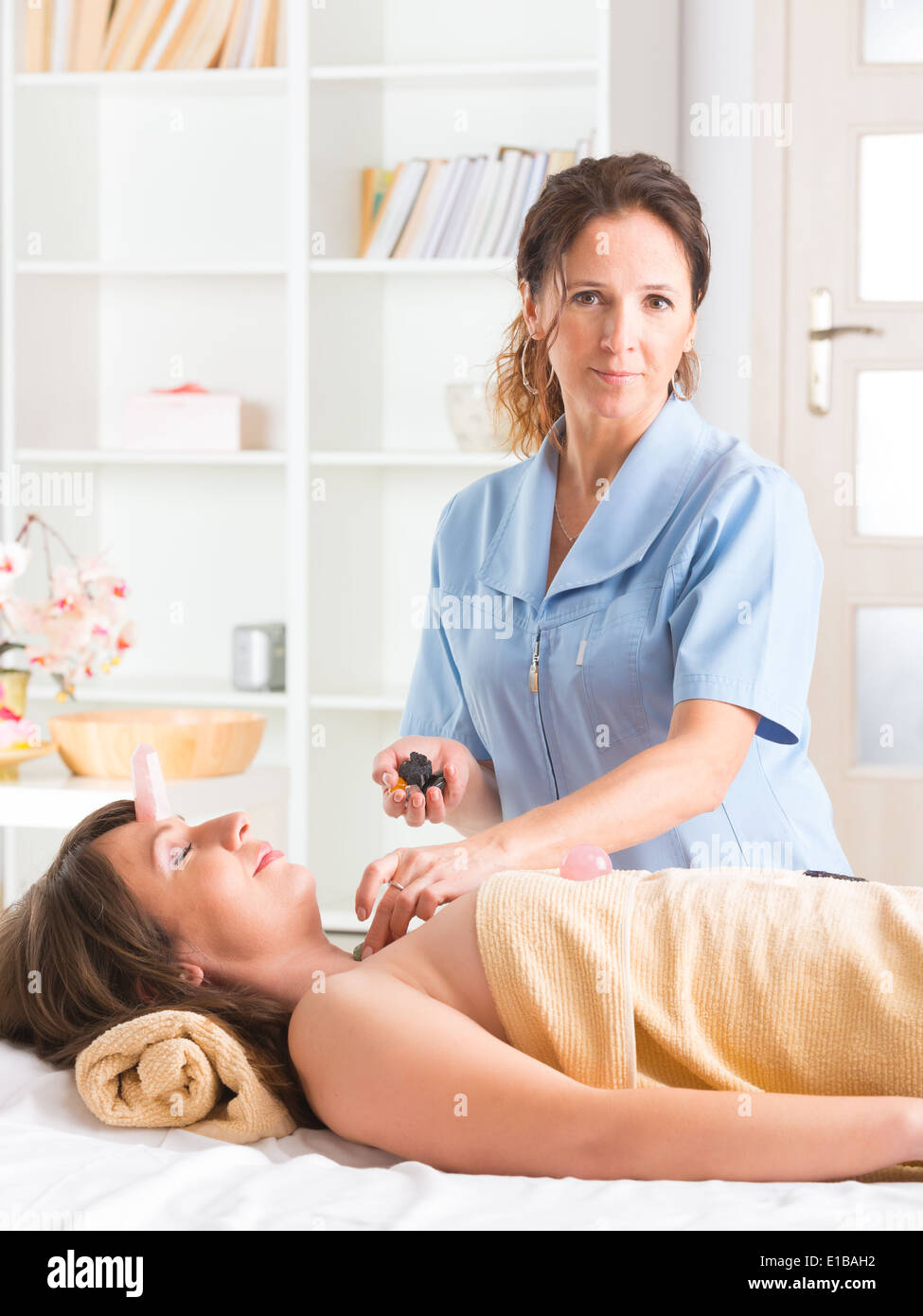 Alternative Medizin, Therapeuten, die mit Edelsteinen für Lithotherapie Stockfoto