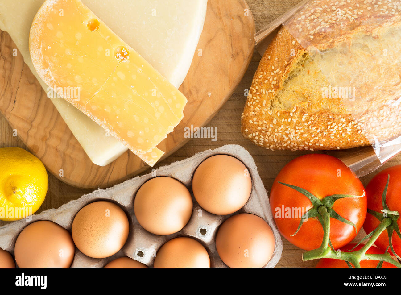 Draufsicht auf frische Lebensmittel in der Küche mit einem Karton Karton Freilandhaltung Eiern, Traube Tomaten am Rebstock, Käse, Stockfoto