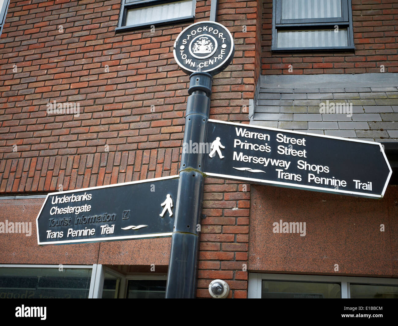 Straßenschild mit touristischen Informationen geschwärzt in Stockport Cheshire UK Stockfoto