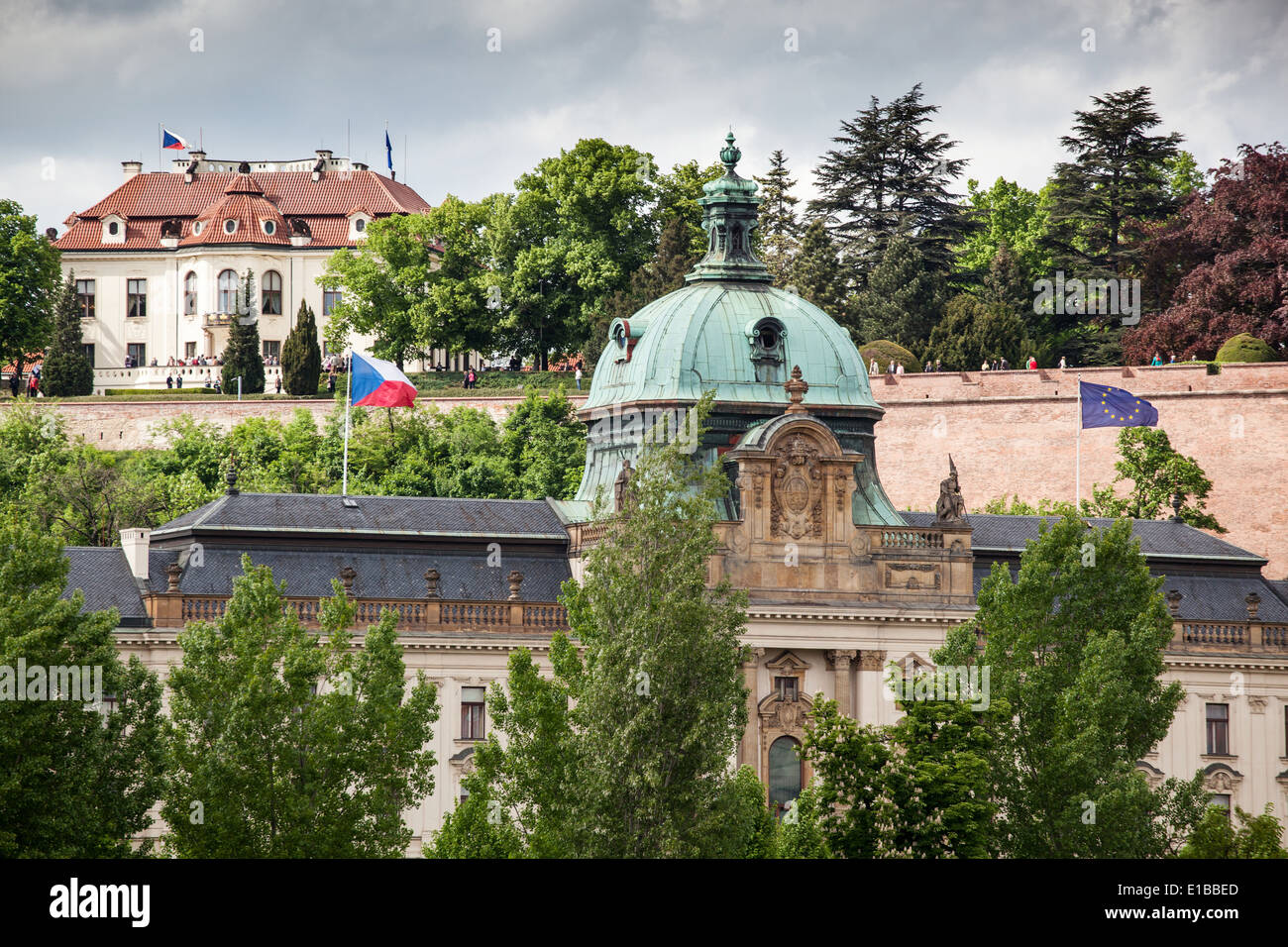 Straka oder Strakova Akademie, Goverment Büro, Kleinseite, Prag, Tschechische Republik und Villa von Karel Kramar, Hradschin, Letna Stockfoto